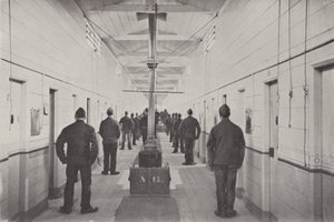 フーリガンの集まり、ボースタル刑務所 (白黒写真)