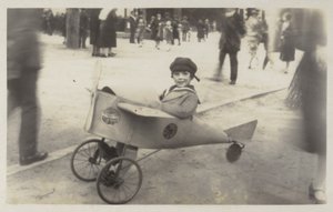 おもちゃの飛行機の男の子 (白黒写真)