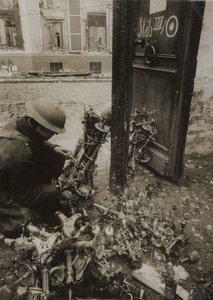 Cambrai, castiçais amarrados em feixes, prontos para serem removidos pelos alemães, mas deixados para trás 作： (after) English photographer