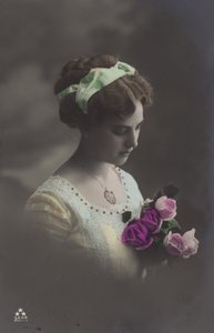 バラの花束をじっと見つめる少女（カラー写真） 作： (after) English photographer