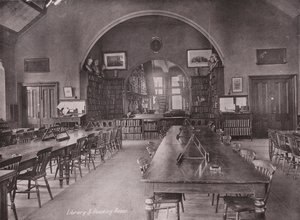 マンチェスター、オーウェンズ・カレッジ図書館と閲覧室（モノクロ写真） 作： (after) English photographer