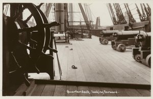 HMS ヴィクトリーのクォーターデッキ、楽しみにしています (白黒写真)