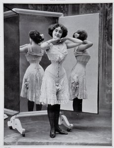 Thyldaコルセットを装着したモデル、写真：Félix - 「Les Modes」1907年12月号。 作： (after) Felix Studio