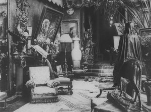 サラ・ベルナールの家で（モノクロ写真 作： (after) French Photographer
