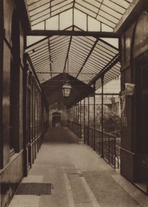 ル・ペルティエ通りにある旧オペラ座の通路（モノクロ写真 作： (after) French Photographer
