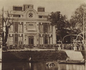 ル・シャトー・ルージュの庭園と木立（モノクロ写真
