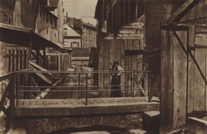 ゴブラン通りの下にあるビーヴル川の岸辺（モノクロ写真 作： (after) French Photographer