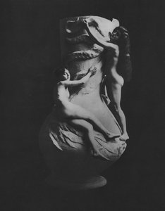 花瓶を持つモデルたち（モノクロ写真