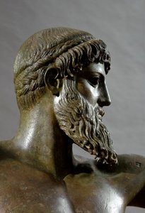 ギリシャのアート。ポセイドン」（または「ゼウス」）の詳細。彫刻家カラミス作とされるブロンズ彫刻（紀元前480-460年） ケープ・アルテミシオン所蔵。薄暗い。209 cm アテネ国立考古学博物館 - ギリシア美術：ポセイドン（またはゼウス）の頭部 - 青銅彫刻、カラミス（480-460 作： (attr. to) Kalamis
