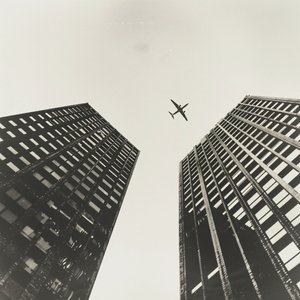 2つのタワーを横切って飛ぶ飛行機、黒と黒の写真、オンデマンドでウォールアートプリント 作： ファフタリ・アブデラヒム