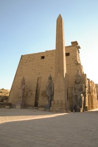 ルクソール神殿、ルクソールにある古代エジプト建築