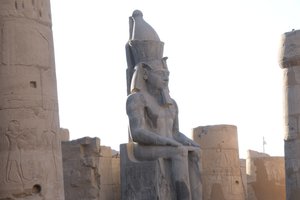ルクソール神殿、ルクソールにある古代エジプト建築