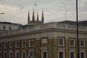 ロンドンの中心部、テムズ川に架かるロンドン・ブリッジ 作： Albert Mansour
