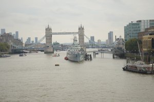 ロンドンの中心部、テムズ川に架かるロンドン・ブリッジ