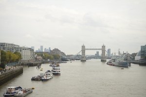 ロンドンの中心部、テムズ川に架かるロンドン・ブリッジ 作： Albert Mansour