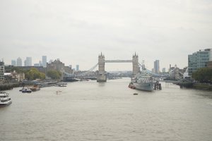 ロンドンの中心部、テムズ川に架かるロンドン・ブリッジ 作： Albert Mansour