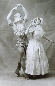 1912年6月5日、パリ・シャトレ劇場で行われたカール・マリア・フォン・ウェーバー（1786-1826）作曲のバレエ「薔薇の亡霊」で踊るニジンスキーとカルサヴィーナたち（セピア色の写真） 作： A. Bert