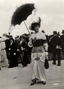 レースでのファッション：フランス、オートイユ、Journéedes dragsの女性観客（ゼラチンシルバープリント） 作： A.カラバス