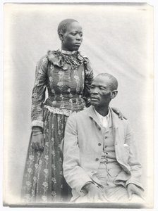 カーマとその妻、1910年頃（プラチナプリント） 作： A. E. Hargreave