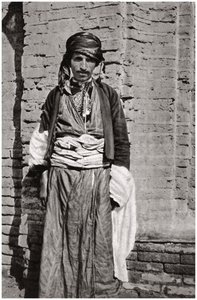 1925年、イラクのクルディスタン南部出身のクルド族。 作： A. Kerim