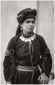 最高の衣装を着たクルド人女性、イラク、1925年 作： A. Kerim