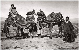 1925年にイラクのカルバラに向かう途中のラクダと巡礼者 作： A. Kerim