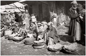 Suq El Khubur、ネイティブのパン市場、バグダッド、イラク、1925年。 作： A. Kerim