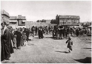 1925年、イラクのバスラにあるバザール広場 作： A. Kerim