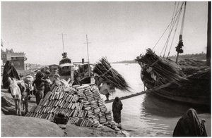 ボートから貨物を降ろす、ムハイラ、バグダッド、イラク、1925年。 作： A. Kerim