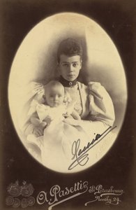 Xenia Alexandrovna de Russie et sa fille, la princesse Irina Alexandrovna - ロシアの大公妃 Xenia Alexandrovna (1875-1960) と娘の Irina Alexandrovna (1895-1970), by Photo studio A. Pasetti . アルブミンの写真 作： A. Pasetti Photo Studio