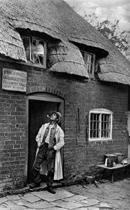 ショップ、ウスターシャー、c1922の外でパイプを吸う男性。 作： A. W. Cutler