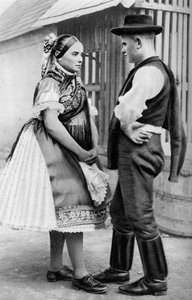 若いスロバキア人カップル、ハンガリー、1926年。 作： A. W. Cutler