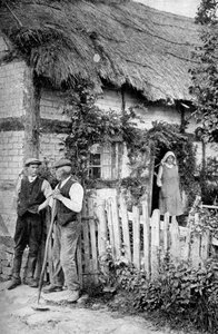 ヘレフォードシャー、リュクトンの近くにあるコテージの外でチャットしている2人の男性（1922年頃）。