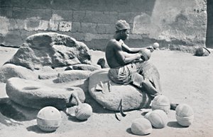 1912年にナイジェリア南部のラゴス内陸部で粘土鉢と水壺を彫ったヨルバ人
