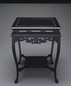 テーブル、1880年頃（木と象眼細工） 作： A. and H. Lejambre