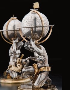 ヘラクレスとアトラス、アウグスブルク、1697-99によってサポートされている2つの例外的な地球儀と天球儀