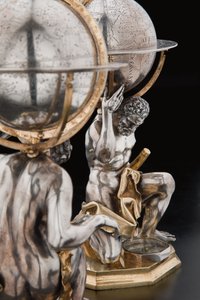 アウグスブルクのヘラクレスとアトラスによってサポートされている2つの例外的な地球儀と天球儀 作： Abraham Drentwett
