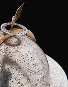 ヘラクレスとアトラスに支えられた2つの優れた地球儀と天球儀、アウグスブルク 作： Abraham Drentwett
