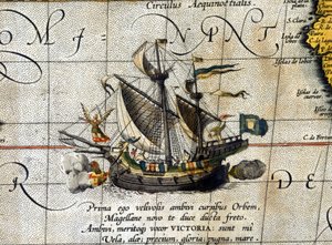 オランダのアブラム・オルテリウスの地図（1580年）に描かれた、太平洋を横断したマゼランの船「ビクトリア」。 作： Abraham Ortelius