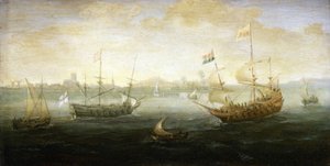 水平線に見える港の沖を航行するスチュアート旗を掲げたオランダ船とイギリス船、その周囲をさまざまな小船が取り囲んでいる