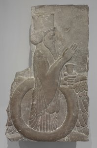 翼のある円盤の中のアフラマズダ、ペルセポリス、紀元前486～460年（石灰岩） 作： Achaemenid