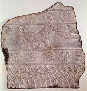 歩行するライオンを表す低層レリーフの断片。ペルセポリス（イラン）出土 紀元前460年 ルテニード期シアトル、アートミュージアム 作： Achaemenid