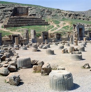 Artaxerxes IIまたはArtaxerxes IIIのいずれかの墓を背景にした百列ホール 作： Achaemenid