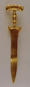 イランのハマダーンからの二重のライオンヘッド柄の装飾が施された剣（金） 作： Achaemenid