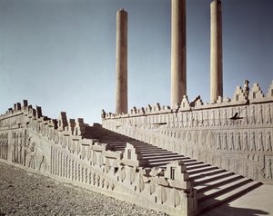 アパダナ（オーディエンスホール）の東の階段の眺めc.515 BC 作： Achaemenid