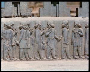 北側階段のレリーフの様子 作： Achaemenid