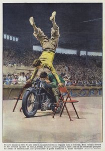 2つの椅子とその下を高速で通過するオートバイの間をホバリングする人間の弧 作： Achille Beltrame
