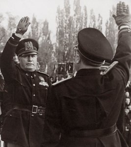 ファシスト幹部に敬礼するベニート・ムッソリーニ（モノクロ写真 作： Achille Villani
