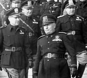 軍事パレードでのムッソリーニ（モノクロ写真 作： Achille Villani