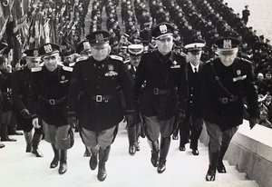 軍事パレードでのムッソリーニ（モノクロ写真